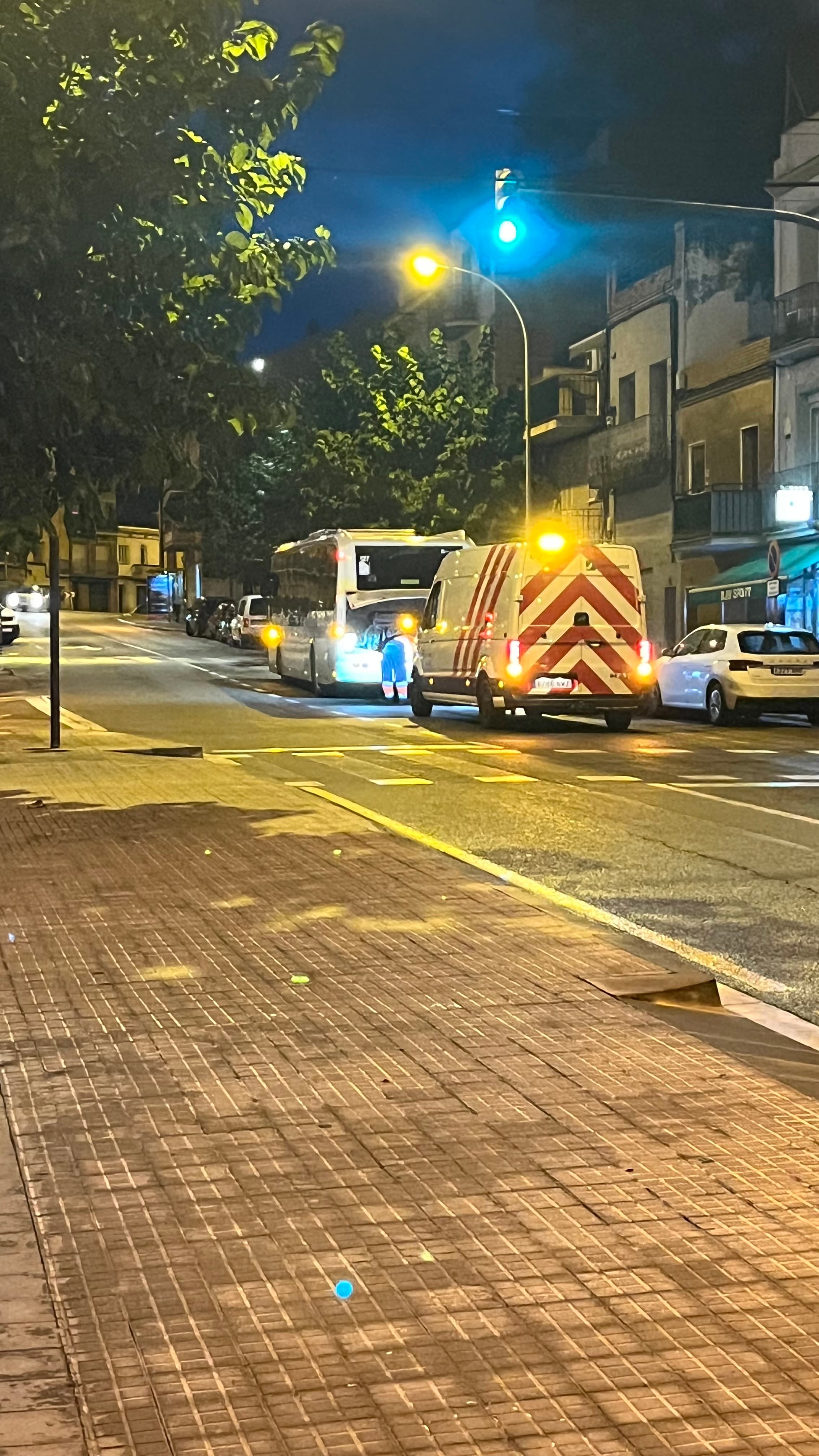 Un autobús queda aturat a la intersecció del Bar Sport de Cervelló i obliga altres vehicles a envair el carril per avançar-lo
